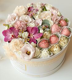 Бокс "Клубника с цветами"