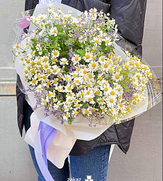 Букет "Любит - не любит" М из ромашек 