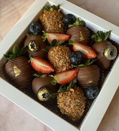 Клубничный бокс "Радость" клубника в итальянском молочном шоколаде со свежими ягодами