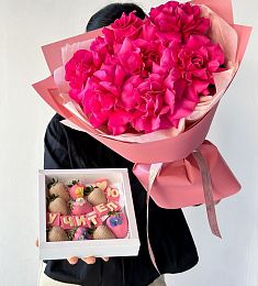 Сет "Фуксия" букет из 7 роз и коробка клубники в шоколаде для учителя