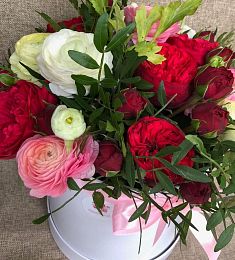 Композиция "Королевское гостеприимство" из пионовидных роз и  ранункулюса