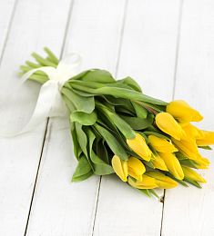 Букет из 15 жёлтых тюльпанов "Фея"