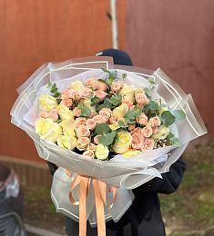 Букет "Нежный рассвет" из роз, брунии и эвкалипта 