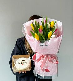 Сет "Весенний вечер" моно букет из тюльпанов и бенто тортик