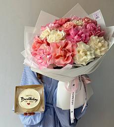 Сет "Нежная радость" букет из 15 роз и бенто тортик