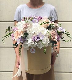 Композиция в коробке "Кортни" из гортензий, роз, фрезий и эвкалипта