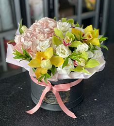 Букет в коробке "Faith" из орхидей и лизиантусов