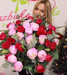 Букет "Подари улыбку" из пионовидных роз и эвкалипта