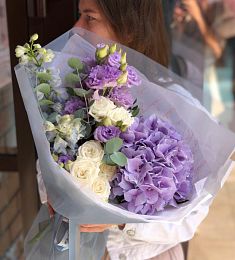Букет "Пончик феи" с гортензией, лизиантусом и дельфиниумом