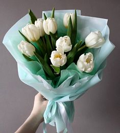 Букет из 9 белых тюльпанов в оформлении