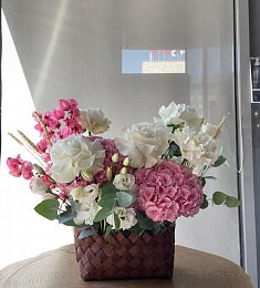 Букет "Flamehost" из гортензий, лизиантусов и роз