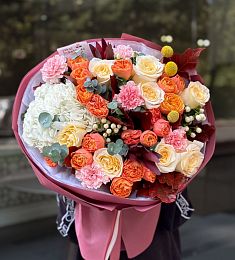 Букет "Рене" из гортензии, гвоздик, роз и осенней зелени