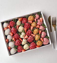 Клубничный бокс "Сладкий ноябрь" клубника в итальянском шоколаде с ягодами 