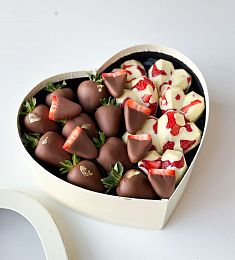 Клубничный бокс "Агата" из клубники в шоколаде в коробке в виде сердца