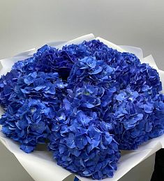 19 синих гортензий в оформлении